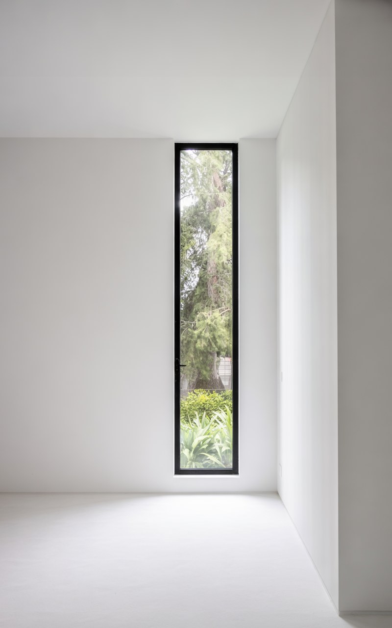 Modern Bedroom Window Designs: Sleek Black Frame Styles for Contemporary Homes